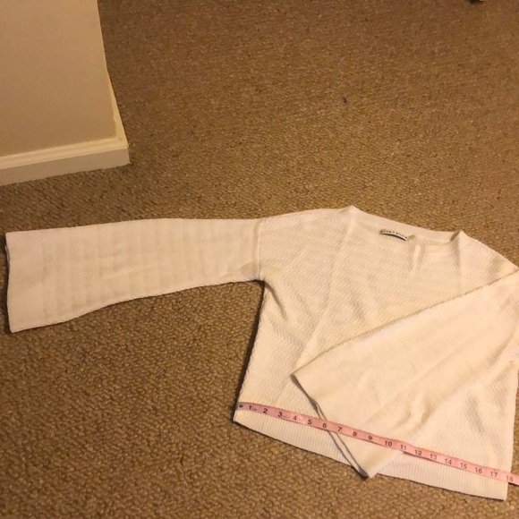 Alice & Olivia boxy and cropped white sweater - Picture 4 of 5